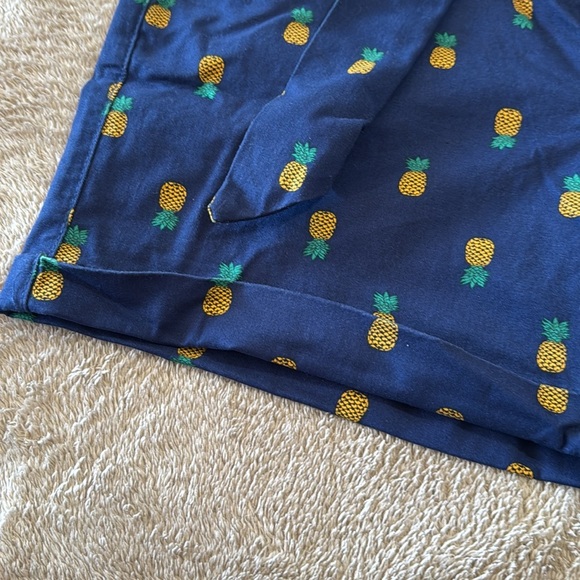St John’s Bay NWT Woman’s Tie 5” Pineapple Print Shorts - Picture 3 of 8
